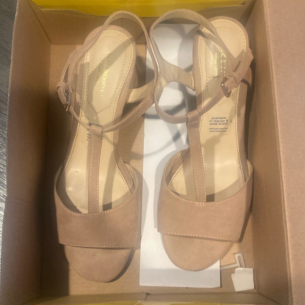 Liz Claiborne women’s dress sandals. LC Lambert Nude. Size 8.5